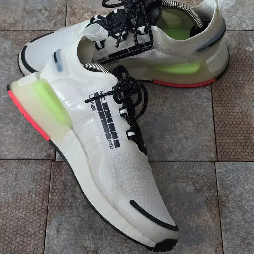 [BUNJANG] Adidas NMD V3 Crystal White Sneakers / (250)아디다스 nmd v3 크리스탈 화이트 스니커즈