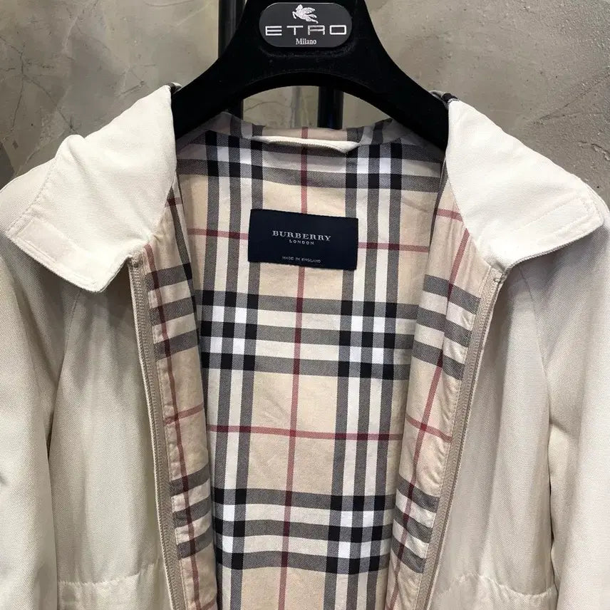 [BUNJANG] Burberry London Cream Hooded Windbreaker Coat (Size 55-55.5) / 정품)) 버버리 런던 크림색 후드 코트 바람막이 55~55반