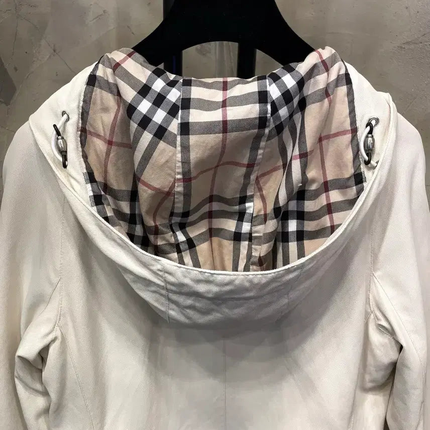 [BUNJANG] Burberry London Cream Hooded Windbreaker Coat (Size 55-55.5) / 정품)) 버버리 런던 크림색 후드 코트 바람막이 55~55반