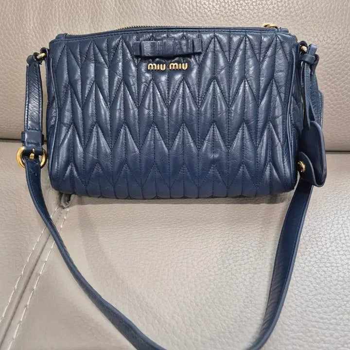 [BUNJANG] Miu Miu Matelassé Shoulder Bag Navy / 미우미우 마틀라세 숄더백 네이비