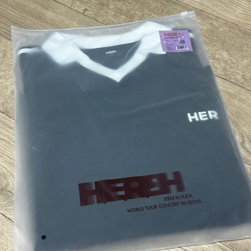[SOLD OUT] 아이유 2024 HEREH 콘서트 MD 카라스웻셔츠