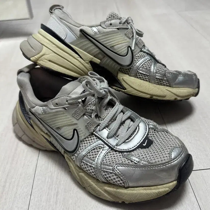 [BUNJANG] Nike V2K Run Summit White Sneakers / 나이키 V2K 런 서밋 화이트 230