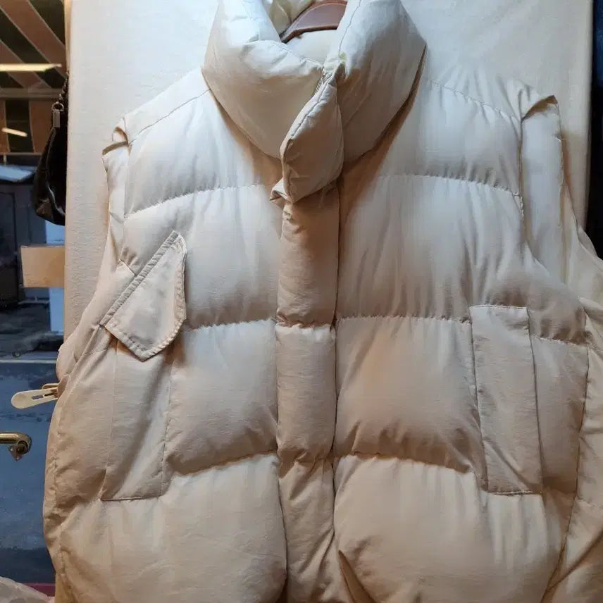 [BUNJANG] Ivory Nuptse Padded Vest / 아이보리 눕시 패딩 조끼입니다
