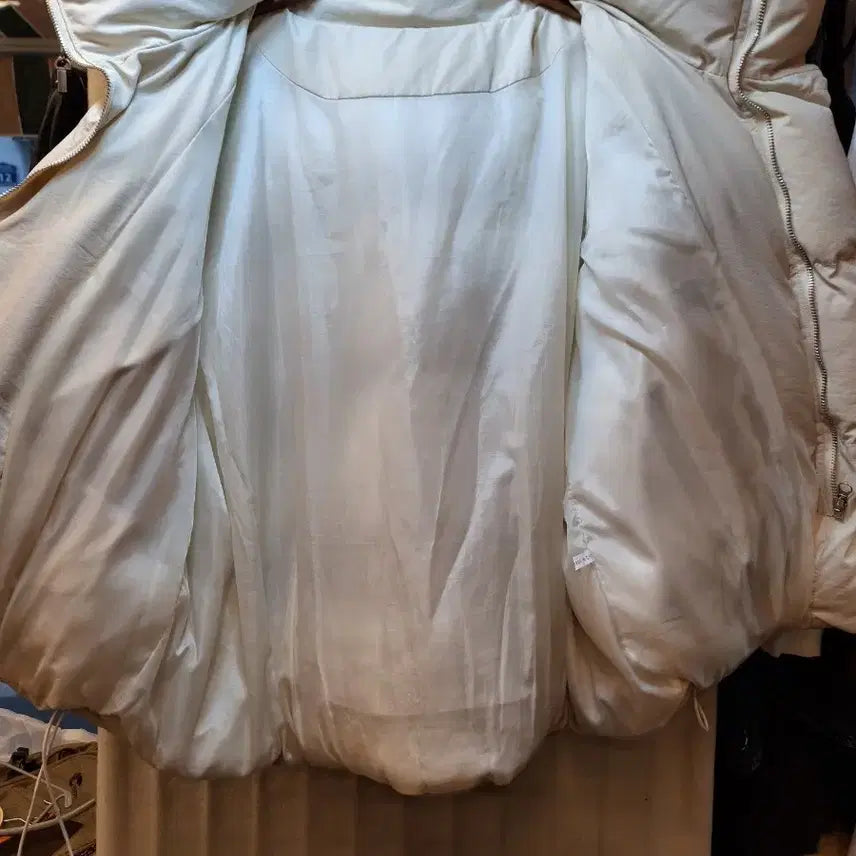 [BUNJANG] Ivory Nuptse Padded Vest / 아이보리 눕시 패딩 조끼입니다