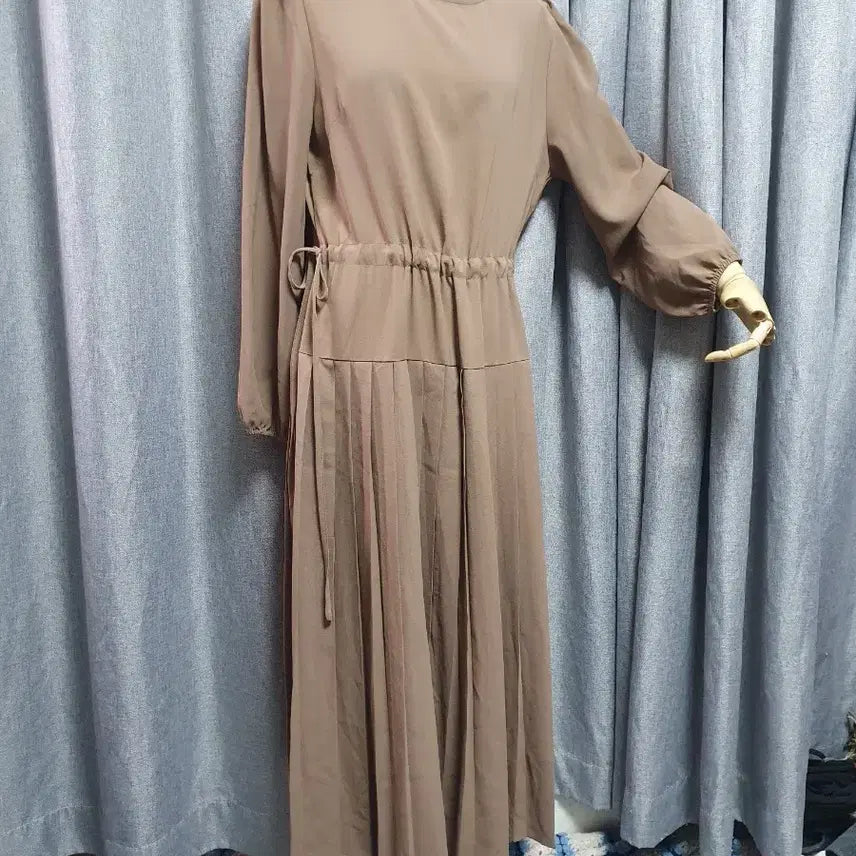 [BUNJANG] Pleated Colorblock Maxi Dress / 플리츠 배색 허리끈 맥시원피스