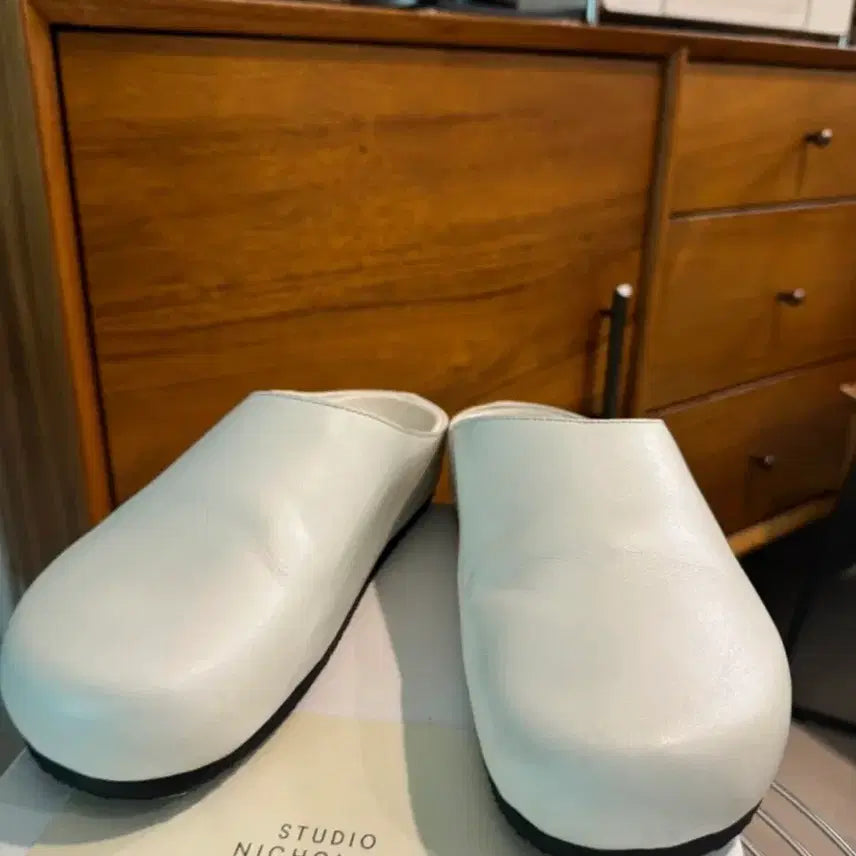 [BUNJANG] Studio Nicholson White Leather Clogs / 스튜디오 니콜슨 화이트 레더 가죽 클로그, 뮬, 슬리퍼 37사이즈