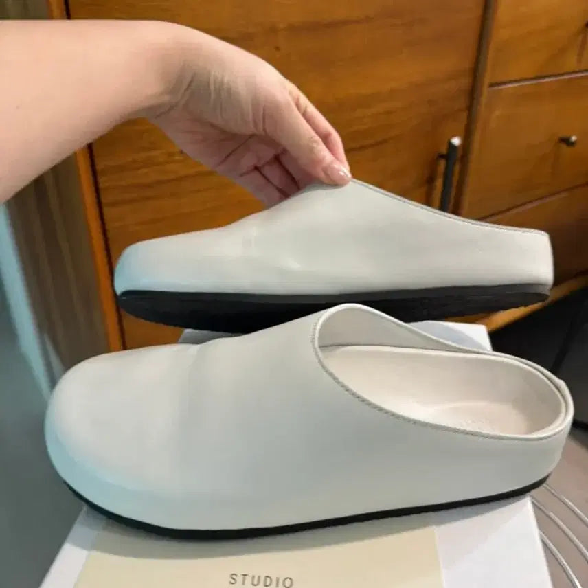 [BUNJANG] Studio Nicholson White Leather Clogs / 스튜디오 니콜슨 화이트 레더 가죽 클로그, 뮬, 슬리퍼 37사이즈
