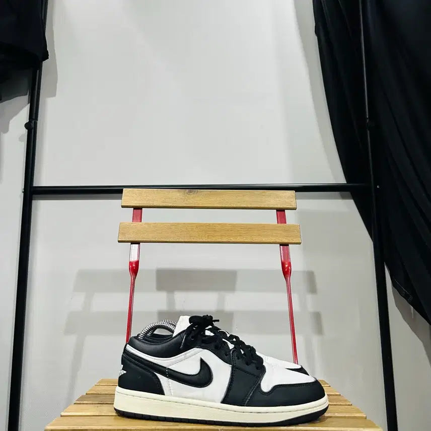 [BUNJANG] Nike Air Jordan 1 Low Black White Sneakers / 255) 나이키 운동화 남성 남자 신발 에어 조던1 로우 블랙 화이트