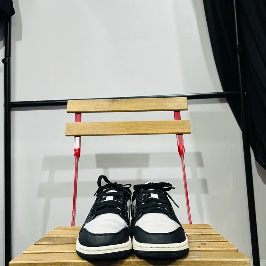 [BUNJANG] Nike Air Jordan 1 Low Black White Sneakers / 255) 나이키 운동화 남성 남자 신발 에어 조던1 로우 블랙 화이트