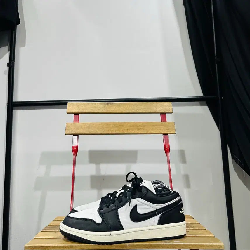 [BUNJANG] Nike Air Jordan 1 Low Black White Sneakers / 255) 나이키 운동화 남성 남자 신발 에어 조던1 로우 블랙 화이트