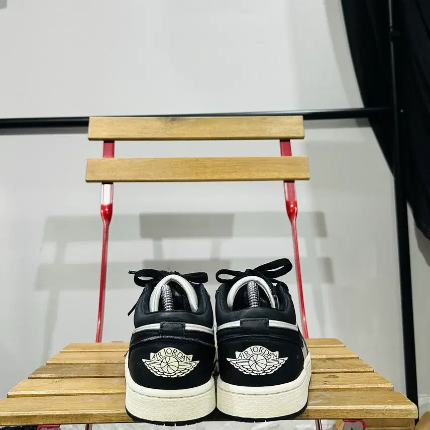 [BUNJANG] Nike Air Jordan 1 Low Black White Sneakers / 255) 나이키 운동화 남성 남자 신발 에어 조던1 로우 블랙 화이트