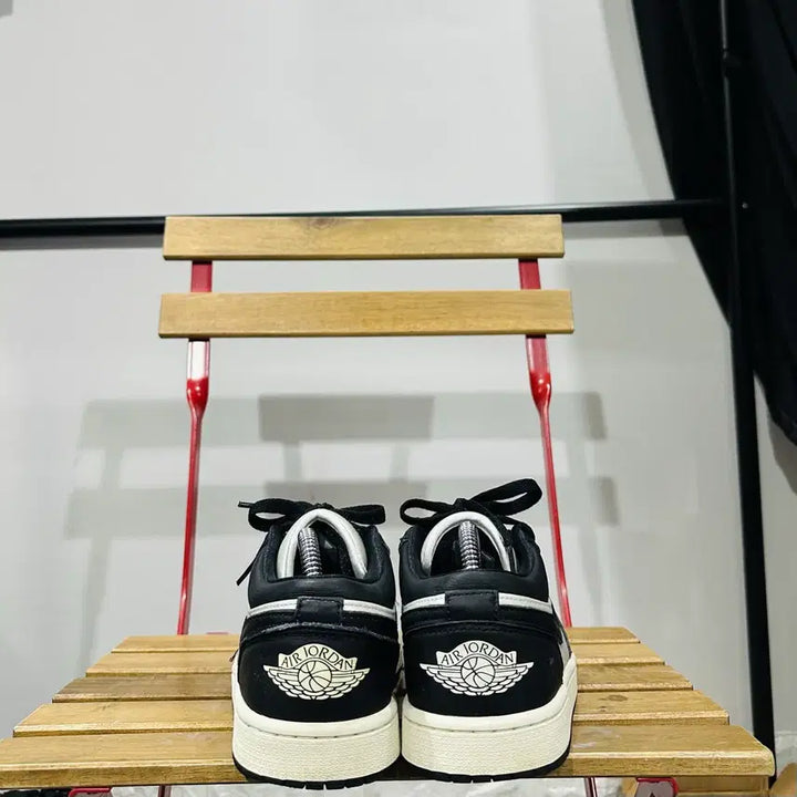 [BUNJANG] Nike Air Jordan 1 Low Black White Sneakers / 255) 나이키 운동화 남성 남자 신발 에어 조던1 로우 블랙 화이트