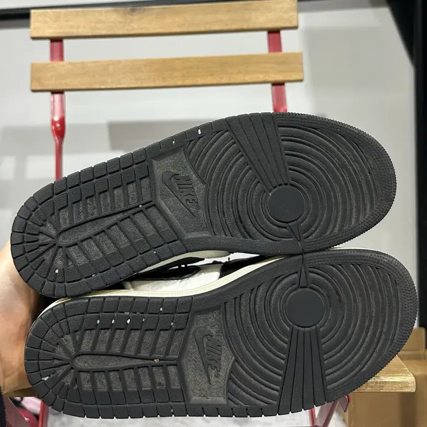 [BUNJANG] Nike Air Jordan 1 Low Black White Sneakers / 255) 나이키 운동화 남성 남자 신발 에어 조던1 로우 블랙 화이트