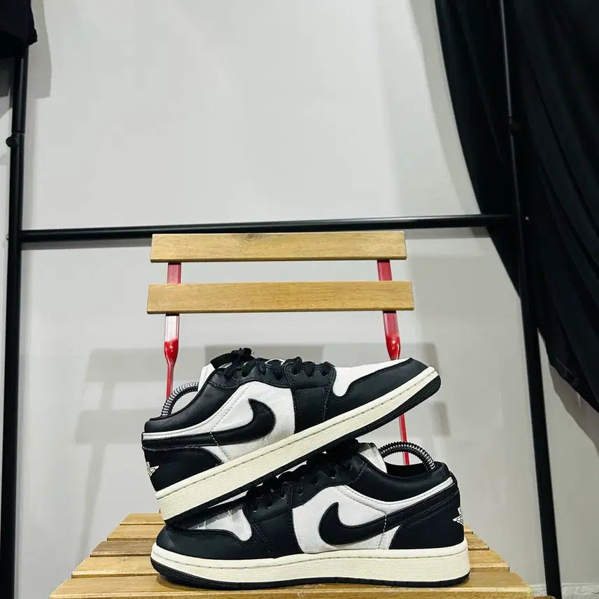 [BUNJANG] Nike Air Jordan 1 Low Black White Sneakers / 255) 나이키 운동화 남성 남자 신발 에어 조던1 로우 블랙 화이트