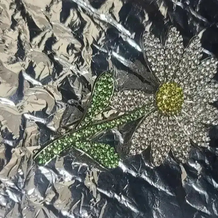 [BUNJANG] G-Dragon Daisy Brooch / 지디 데이지 브로치 최저가 팝니다!