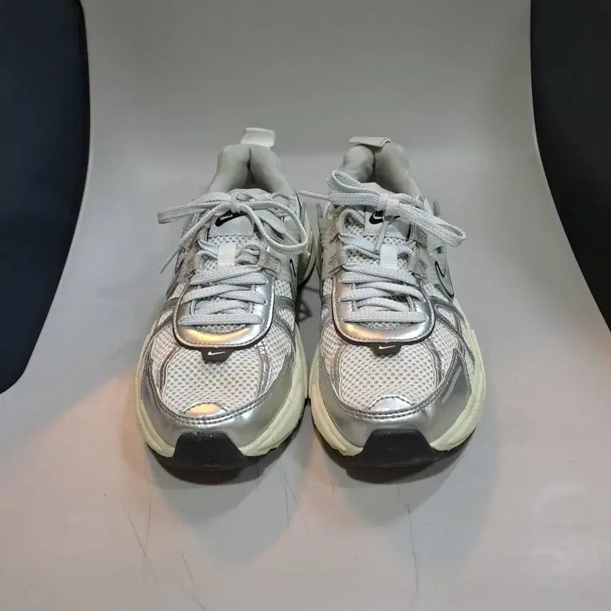 [BUNJANG] Nike V2K Run White/Silver Sneakers 225mm / 나이키 V2K 런 화이트/ 실버 운동화 225mm