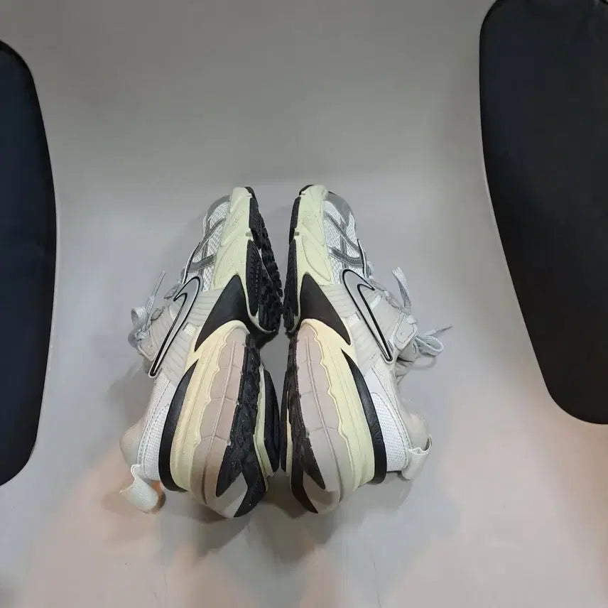 [BUNJANG] Nike V2K Run White/Silver Sneakers 225mm / 나이키 V2K 런 화이트/ 실버 운동화 225mm
