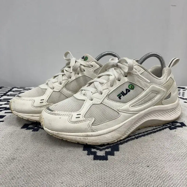[BUNJANG] Fila Field Gauge Light Sneakers (240) / 휠라 필드게이지 라이트 운동화 240 E02345