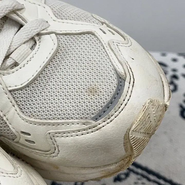 [BUNJANG] Fila Field Gauge Light Sneakers (240) / 휠라 필드게이지 라이트 운동화 240 E02345