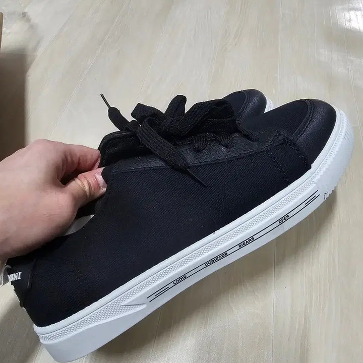 [BUNJANG] Generic 260 Sneakers / 운동화260