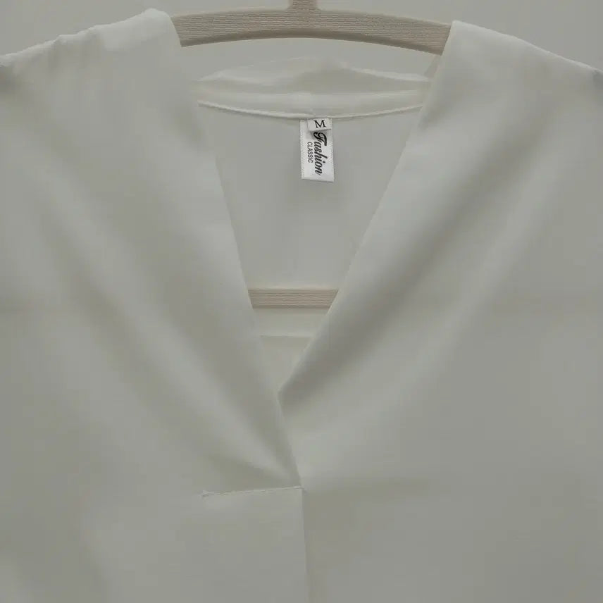 [BUNJANG] V-Line White Blouse / 브이라인 화이트 블라우스