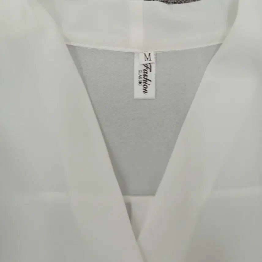 [BUNJANG] V-Line White Blouse / 브이라인 화이트 블라우스