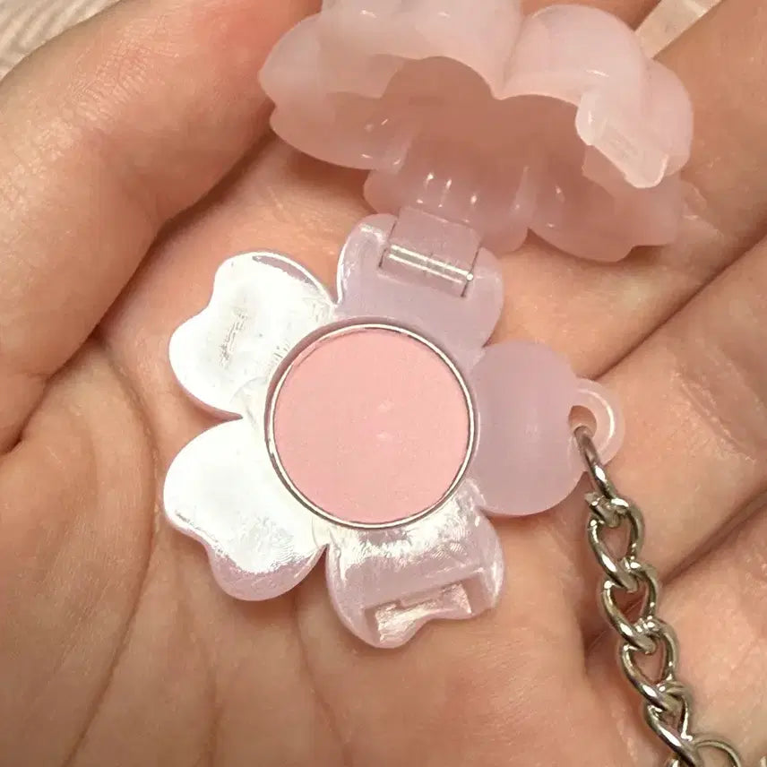 [BUNJANG] Dasique Cherry Blossom Shadow Keyring / 데이지크 벚꽃 섀도우 키링