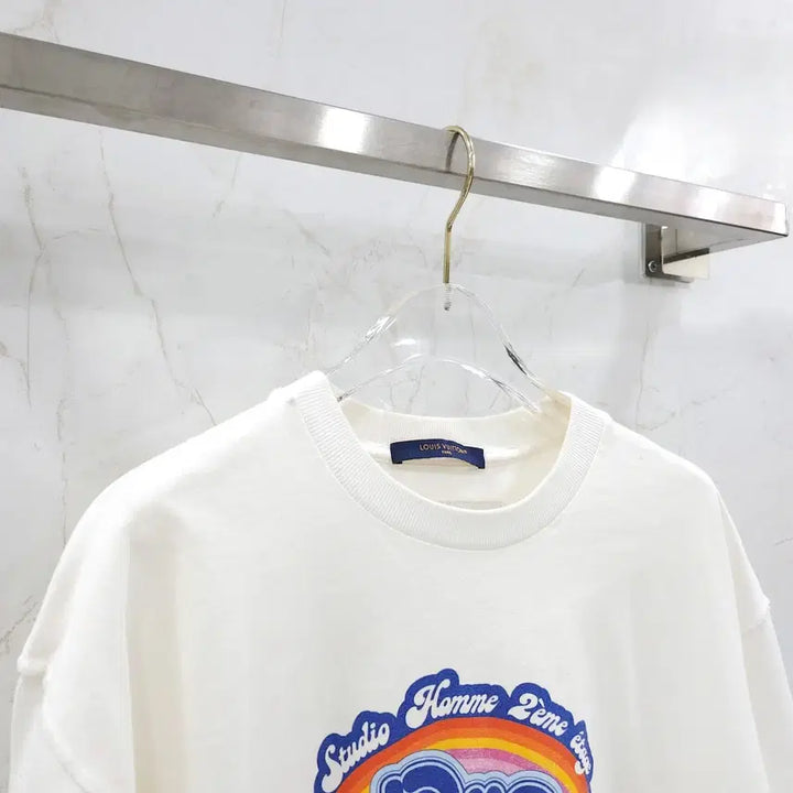 [BUNJANG] Louis Vuitton Rainbow Logo Printed T-shirt / L / 루이비통 레인보우 로고 프린팅 반팔 티셔츠 1AB4UP