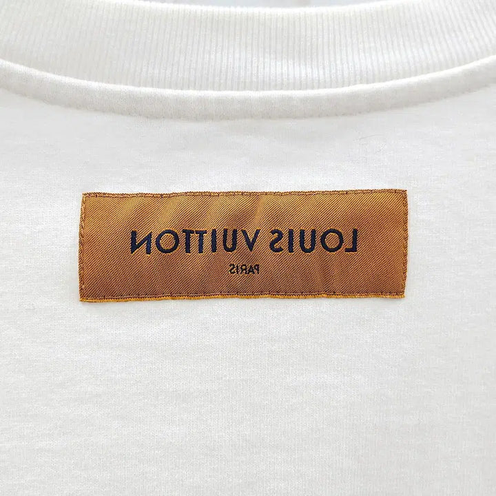 [BUNJANG] Louis Vuitton Rainbow Logo Printed T-shirt / L / 루이비통 레인보우 로고 프린팅 반팔 티셔츠 1AB4UP