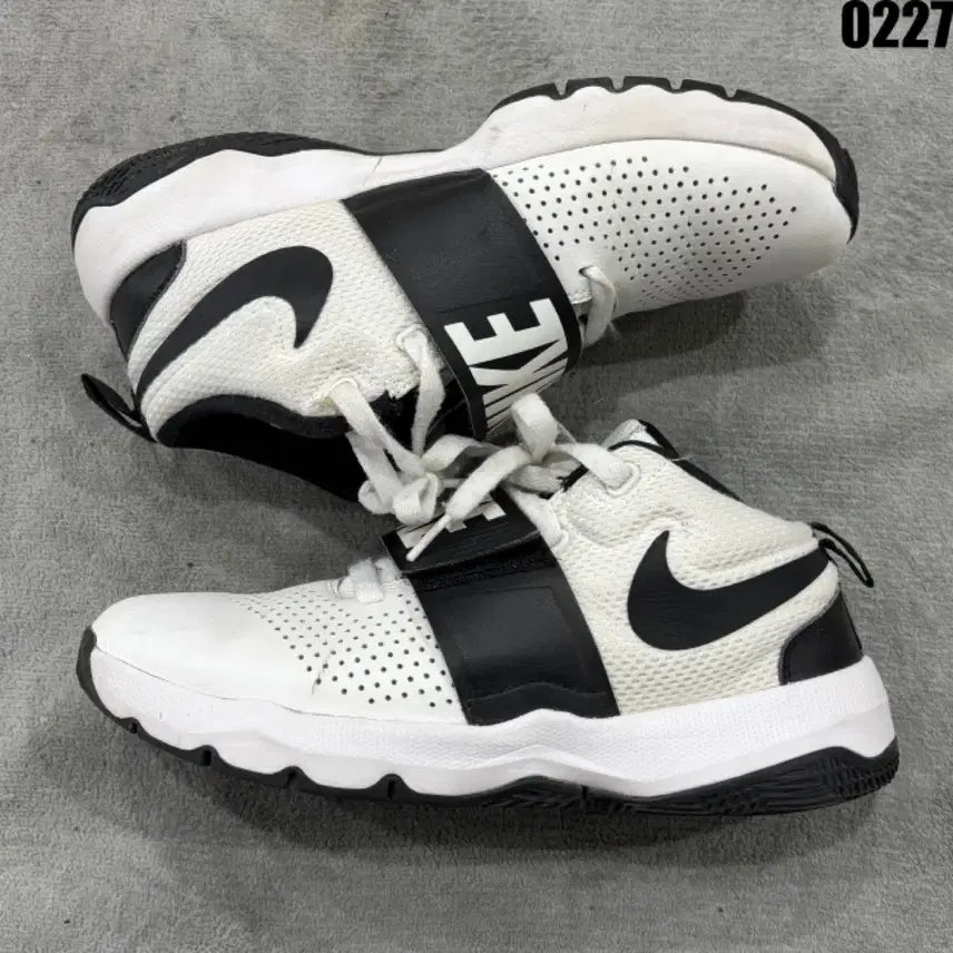 [BUNJANG] Nike White and Black Sneakers / 나이키 흰검 운동화