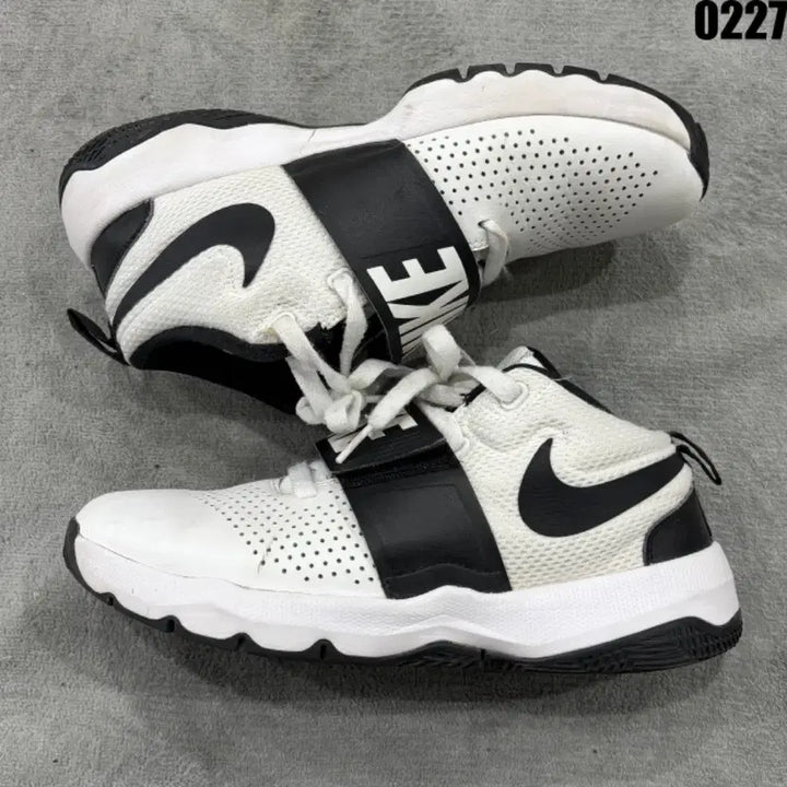 [BUNJANG] Nike White and Black Sneakers / 나이키 흰검 운동화