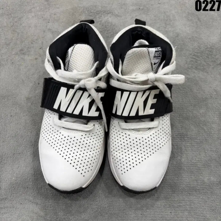 [BUNJANG] Nike White and Black Sneakers / 나이키 흰검 운동화