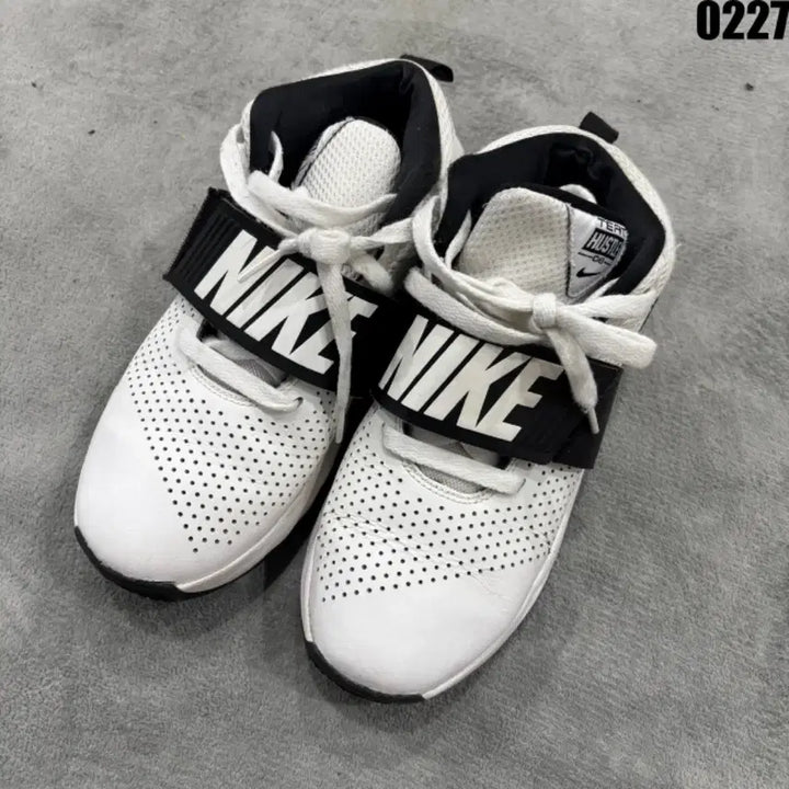 [BUNJANG] Nike White and Black Sneakers / 나이키 흰검 운동화