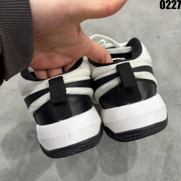 [BUNJANG] Nike White and Black Sneakers / 나이키 흰검 운동화