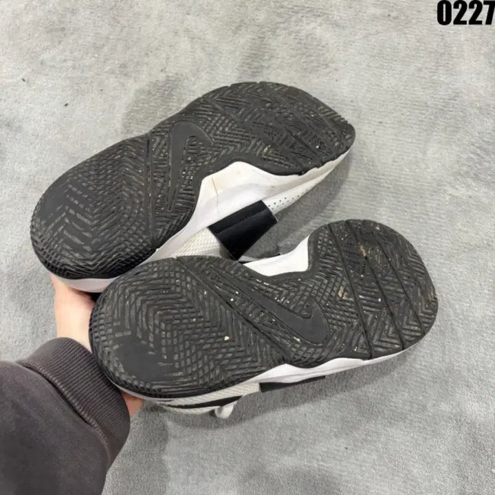 [BUNJANG] Nike White and Black Sneakers / 나이키 흰검 운동화