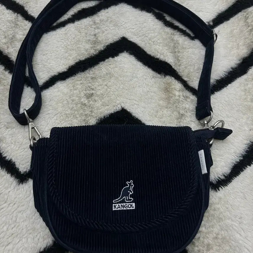 [BUNJANG] Kangol Mini Corduroy Crossbody Bag / 캉골 미니 코듀로이 크로스백/네이비