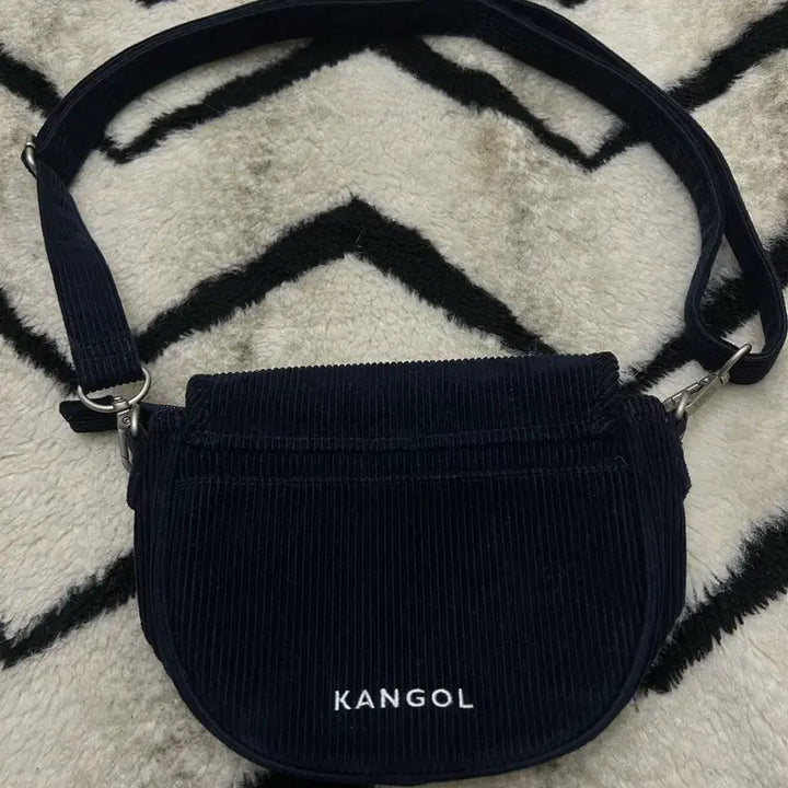 [BUNJANG] Kangol Mini Corduroy Crossbody Bag / 캉골 미니 코듀로이 크로스백/네이비