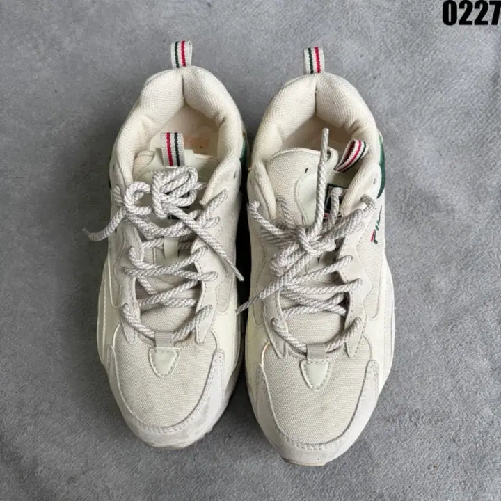 [BUNJANG] FILA Ivory Sneakers / 휠라 FILA 아이보리 운동화