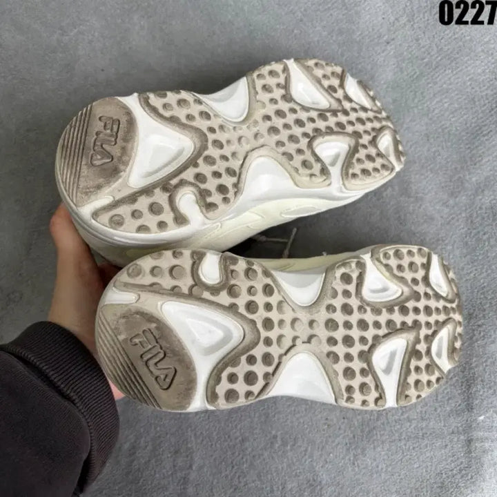 [BUNJANG] FILA Ivory Sneakers / 휠라 FILA 아이보리 운동화