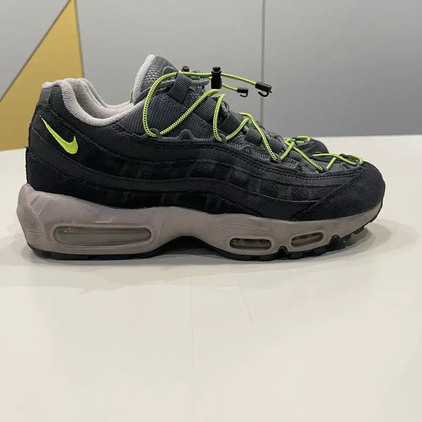 [BUNJANG] Nike Air Max 95 Black Volt Sneakers / 에어맥스95 블랙 볼트 265mm / 코디 최강 / 상태좋음