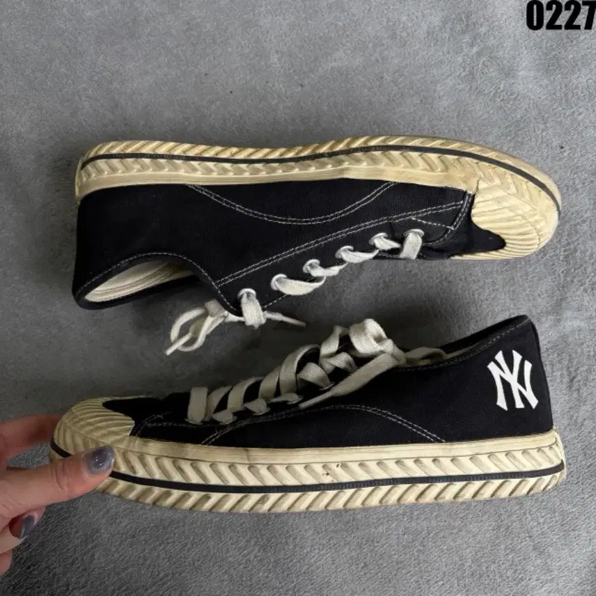 [BUNJANG] MLB Yankees Canvas Sneakers Black / MLB Yankees 캔버스 스니커즈 블랙