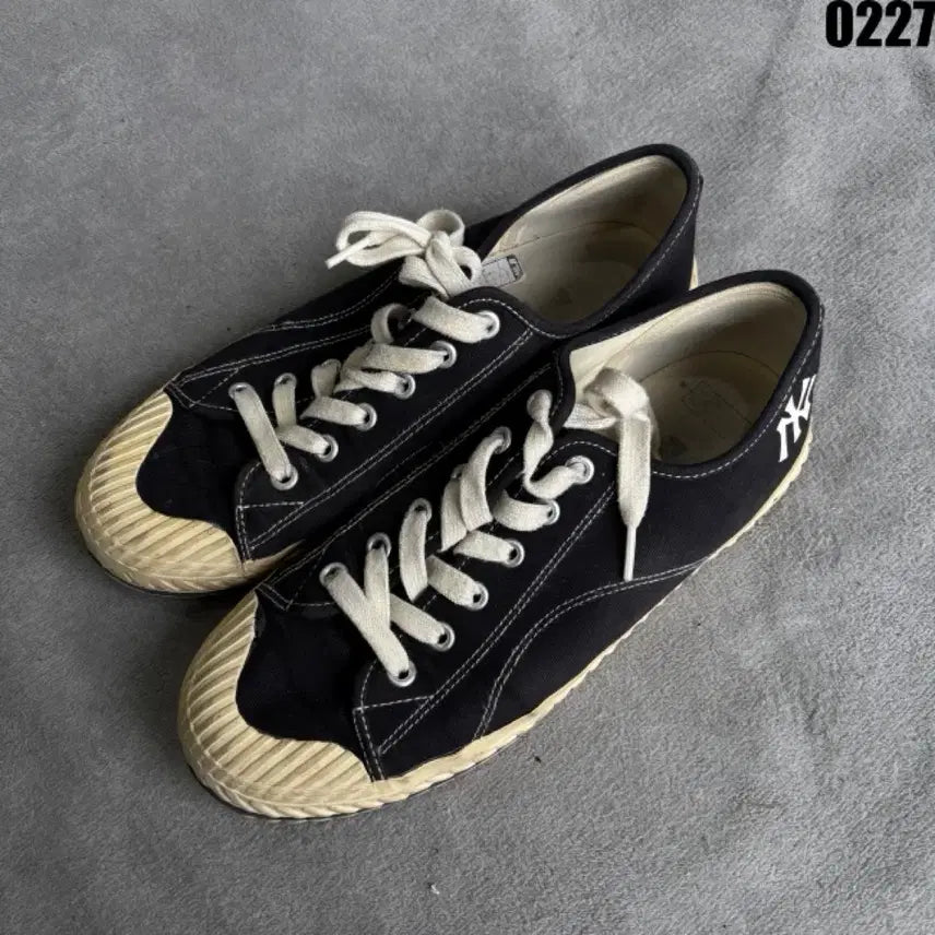 [BUNJANG] MLB Yankees Canvas Sneakers Black / MLB Yankees 캔버스 스니커즈 블랙