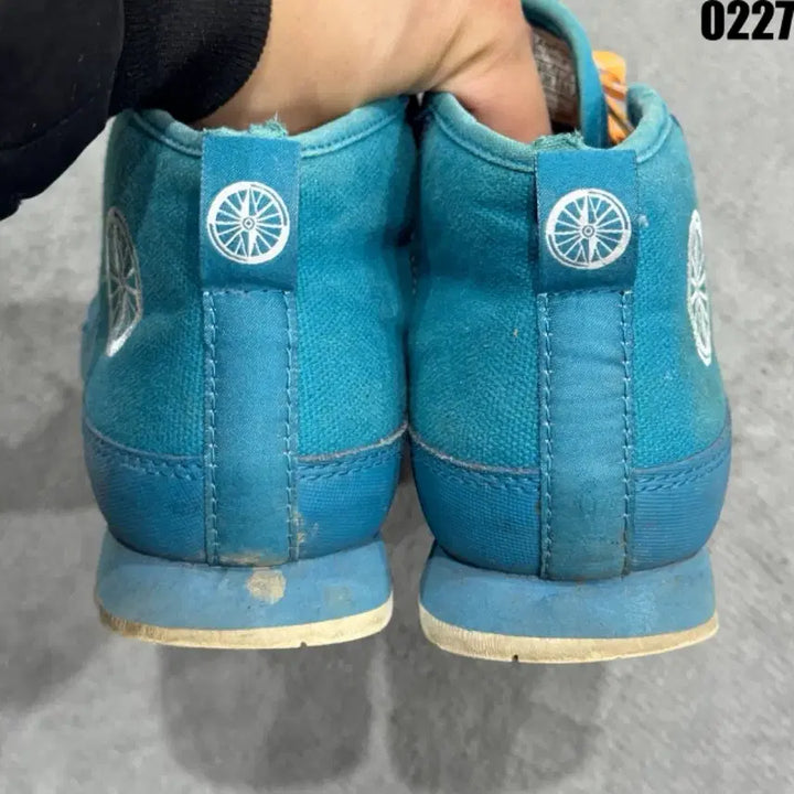 [BUNJANG] Gore-Tex Blue Sneakers / 고어텍스 블루 스니커즈 운동화