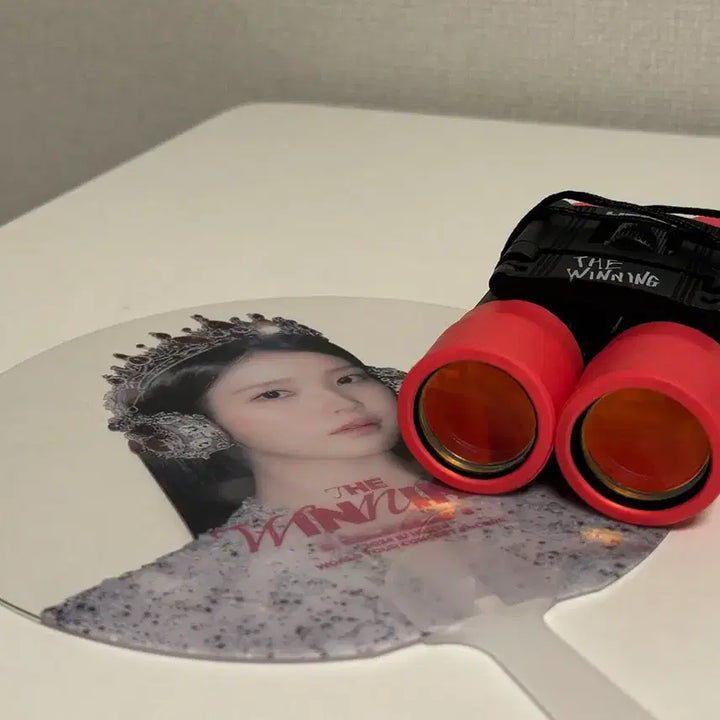 [BUNJANG] IU The Winning Telescope Red + Fan / 아이유 더위닝 망원경  쌍원경 레드 + 아이유 더위닝 부채
