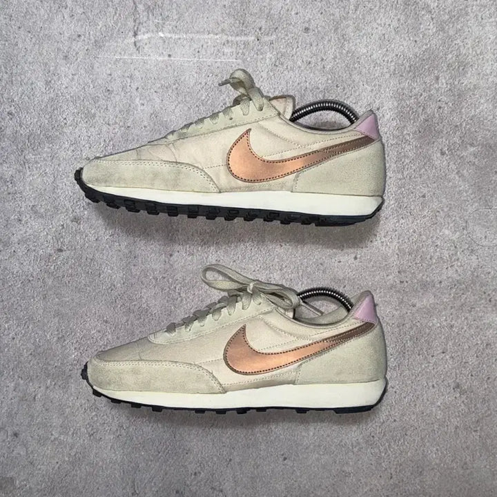 [BUNJANG] Nike Daybreak Beige/Pink Swoosh Sneakers / 나이키 데이 브레이크 베이지/핑크 스우시