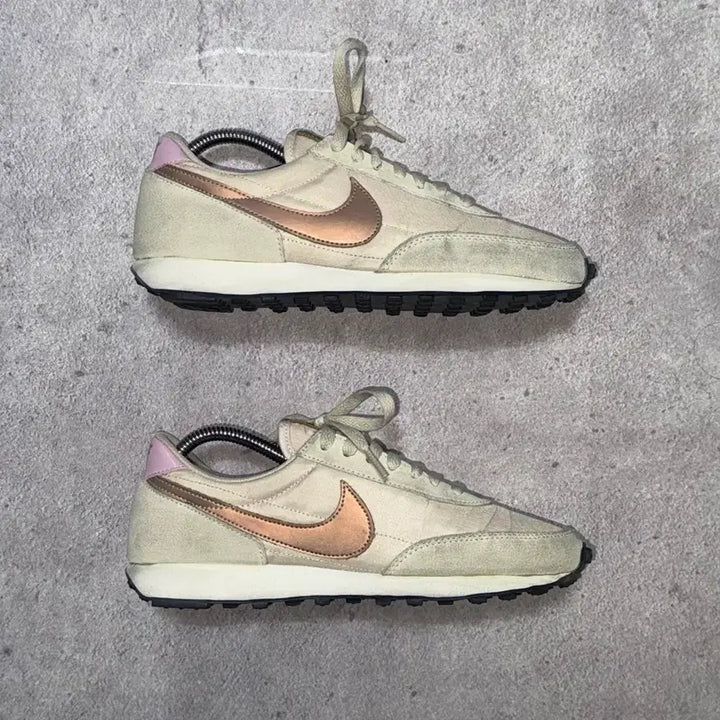 [BUNJANG] Nike Daybreak Beige/Pink Swoosh Sneakers / 나이키 데이 브레이크 베이지/핑크 스우시