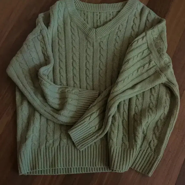 [BUNJANG] Ably Loose Fit Cable Knit Semi-Crop V-Neck Sweater / [에이블리] 루즈핏 꽈배기 세미크롭 브이넥 니트 말차/그린/올리브색
