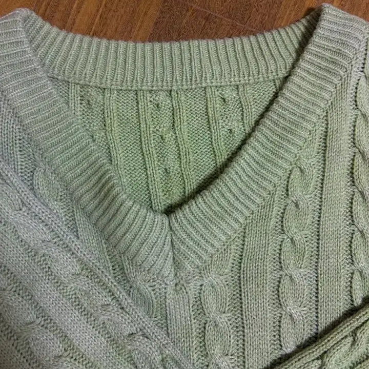 [BUNJANG] Ably Loose Fit Cable Knit Semi-Crop V-Neck Sweater / [에이블리] 루즈핏 꽈배기 세미크롭 브이넥 니트 말차/그린/올리브색
