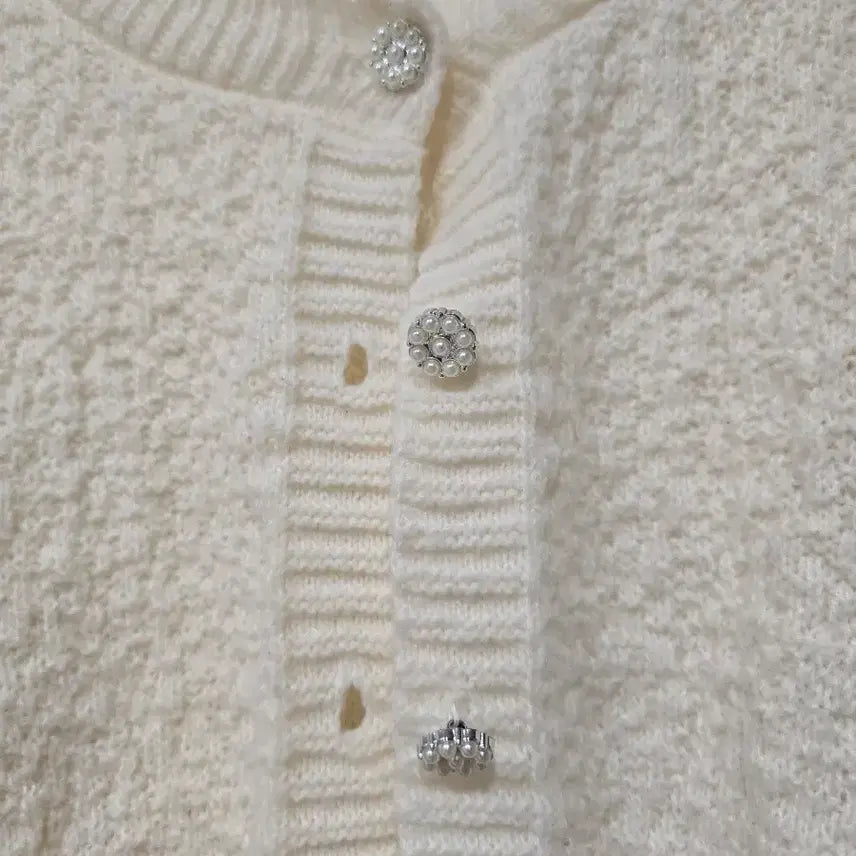 [BUNJANG] Ivory Crop Knit Cardigan with Cubic Buttons / 아이보리 크롭 니트 가디건 큐빅단추