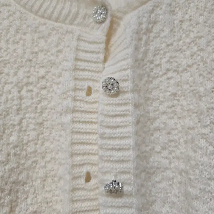 [BUNJANG] Ivory Crop Knit Cardigan with Cubic Buttons / 아이보리 크롭 니트 가디건 큐빅단추